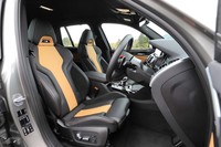 テスト車にはレザーメリノとアルカンターラのコンビシートが装着されていた。これも含めてシート表皮のラインナップは全6タイプ。
