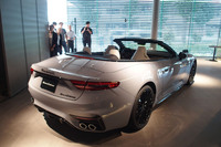 「マセラティ・グランカブリオ」は、2ドアクーペ「グラントゥーリズモ」をベースとする4シーターのオープントップモデル。日本に導入される「グランカブリオ トロフェオ」の車両本体価格は3120万円。