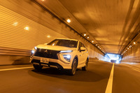 車両重量は、オプション装着による重量増を勘案しない状態で1900～1920kg。ガソリンの4WD車より370～380kgほど重く、より大柄な「アウトランダーPHEV」とほぼ同等となっている。