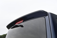 ルーフスポイラーは、サイドシルプロテクターやリアアンダープロテクターとセットで17万1600円の有償オプションとなる「エアロパッケージ」に含まれるアイテム。