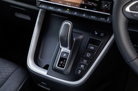 「パノラミックビューモニター（床下透過表示機能付き）＋パーキングサポートブレーキ（後方歩行者）」装着車は、シフトセレクターが「エレクトロシフトマチック」となる。駐車操作を支援してくれる「トヨタチームメイト アドバンストパーク」やドライブモードの選択スイッチがセンターコンソールパネルに設置されている。