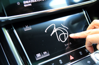 インパネに2枚備わるスクリーンの下のものは、文字の手書き入力に対応している。写真は「かるいざわ」と入力しているところで、文字を重ねて書けるところが新しい。