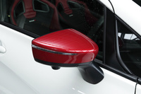 外観では赤で塗り分けられたドアミラーも「NISMO」シリーズの特徴。ただし、ボディーカラーがレッドの場合はドアミラーは黒となる。