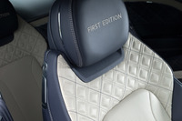 「ダイヤモンドインダイヤモンド」のシートのヘッドレストに「FIRST EDITION」を示すロゴが備わる。