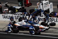 インディ500はクラッシュによるイエローコーションの多さも特徴。その間にピットインすれば周回遅れとなるリスクが少ないため、イエローが出ると多くのチームがマシンをピットインさせる。一方で、ジャンプアップをもくろみ、あえてコース上にマシンを残すチームも。インディ500では、こうした戦略の違いが明暗を分けることも少なくない。