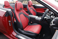 AMGナッパレザーシートはヒーター／ベンチレーション機能に加えて首元に温風を吹き出す「エアスカーフ」も付いている。表皮には夏の炎天下でも表面温度の上昇を抑制する特殊なコーティングが施されている。