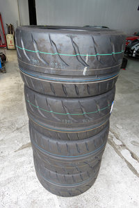 新品時の「トーヨー・プロクセスR888R」。他のSタイヤと比べて、グリップ力や熱の入り具合は“そこそこ”だったけど（それでも記者にとっては、ブタに真珠、ネコに小判だったが）、普通に街乗りもできて、雨の日も使えるいいタイヤだった。普通に手に入るものだったら＆当該連載のことを度外視できたなら、またこのタイヤに履き替えていたと思う。