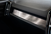 スウェーデン国内にあるアビスコ国立公園の山々を等高線で表現したという、ユニークなデザインの発光式半透明パネルがダッシュボードに組み込まれている。まわりの明るさに合わせて、バックライトは2段階で自動調整される。