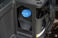 排気処理には尿素SCRシステムを採用。「アドブルー」の注入口は後席用ステップの後方にレイアウトされる。
