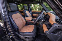 「X」のシートは「ウインザーレザー＆スチールカットプレミアムテキスタイル」と呼ばれるもの。内装色は写真の「ビンテージタン／エボニー」か「エボニー」の単色から選択できる。