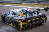 こちらは「ウラカン スーパートロフェオEVO」。シャークフィンやシュノーケルは「ウラカンSTO」と同じだが、リアウイングやディフューザーはひと回り大きい。