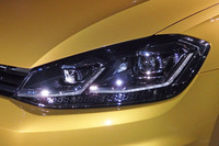 新形状のヘッドランプが採用され、一部モデルを除いてLED化された。