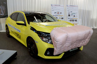 事故を未然に防ぐ技術に加え、事故発生時の被害を減らす技術についても研究を推進。写真は開発中の歩行者保護エアバッグで、衝突時の歩行者の全身挙動をコントロールすることで、脳へのダメージを低減。路上に転倒する際の傷害の軽減も図っている。