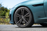 75周年記念グレード用のアロイホイールが標準設定されているが、この試乗車はあえてオプションの別のホイールをチョイスしている。サイズは20インチ。