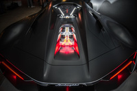 「テルツォ ミレニオ」はランボルギーニ車でおなじみのリアミドに搭載されるエンジンの代わりに、4輪それぞれに独立したモーターを備えるインホイールモーター方式を採用している。