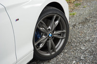 足元にはダブル5スポークの18インチアルミホイールが装備される。タイヤサイズは前が225/40ZR18、後ろが245/35ZR18。