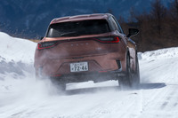 4WDモデルのリアサスはトレーリングアーム式の2リンクダブルウイッシュボーン。フロントのストラットには鍛造アルミナックルを使っている。