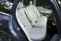 後席のニークリアランスは先代「V60」よりもアップ。「V70」と比べてもさらなる余裕が生まれた。