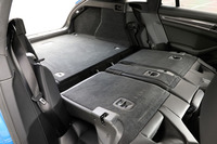 40：20：40分割可倒式の後席をすべて倒した状態。後席背もたれの格納オペレーションは、荷室側からも可能。