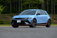 ヒョンデの高性能ブランドであるN初の電気自動車として登場した「アイオニック5 N」。「N」の名称は開発拠点のある韓国の南陽（Namyang）と開発テストの舞台であるドイツのニュルブルクリンク（Nürburgring）の頭文字からとっている。