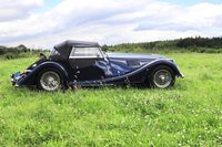 フレームの組み立てに始まり、ウッドフレームの“曲げ”や組み立て、“手叩き”によるアルミパネルの成形に至るまで、モーガンの車体はすべて手作業で製作される。