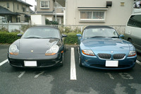筆者は過去に初代「ボクスター」（写真左）も所有。右はボクスターから乗り換えた「BMW Z4」。