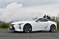 低い全高とワイドな全幅でアグレッシブなスタンスを作り、四隅のタイヤを強調した抑揚ある立体構成でクーペとしての機敏さを表現したという。