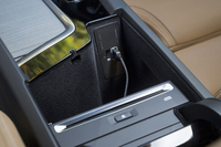 前席のアームレストの下に、モバイル端末の充電やデータ送信をするためのUSBコネクターが用意される。