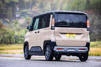 「デリカミニ」のリアスタイリング。大型化したスキッドプレートで、より強くアウトドアテイストを表現している。リアウィンドウ下に配置された「DELICA」の車名ロゴや、トレッキングシューズをモチーフとした新デザインアルミホイールの採用も新型における特徴だ。