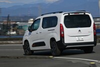 足まわりはフロントがストラットでリアがトーションビーム。スタンダードモデルのふわふわとした乗り味とは別物に仕上がっていた。