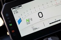 「Y-AMT」にはMTモードが備わるほか、ATモード時でもシフトスイッチを操作すれば任意でシフトアップ／ダウンが可能。ATモード時の変速制御には「D」と「D＋」の2種類が用意される。