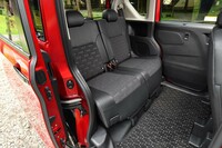 320mmの前後スライド機構を持つ後席を一番後ろにセットしてみる。輸入車のラグジュアリーサルーンなどを含めても、これより広いスペースを確保できるクルマは数少ない。