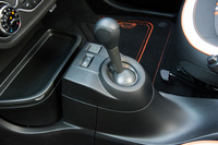 6段EDCのシフトセレクター。MT仕様には亜鉛合金の専用シフトノブが備わるが、AT仕様にはそうしたものは用意されていない。