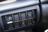 速度は60km/h程度までながら、容量1.1kWhの駆動用バッテリーを生かしたEV走行もできる。ステアリングホイールの右側にはそのためのスイッチが備わっている。