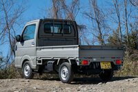 1961年登場の「スズライトキャリイFB」を起源とする「スズキ・キャリイ」。現行型は2013年登場の11代目にあたり、デビュー当初は故菅原文太がはるな愛とともにCMキャラクターを務めた。