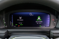 全車に装備される10.2インチのデジタルメーター。表示画面は主に左右に分けられており、「右に運転支援システムの作動状況、左にオーディオ情報」などと、異なる2つの情報を大映しにすることができる。