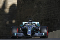 「今年のメルセデスは前年より乗りづらい」との印象を語ったハミルトン（写真）。それでもライバルのフェラーリが度々ポイントを取りこぼしてくれたことで3戦2勝、チャンピオンシップをリードしてアゼルバイジャンにやってきた。予選ではチームメイトのボッタスに僅差で負けて2位。レースではスタートとゴール目前にボッタスに肉薄するも抜けず、今季2度目の2位。スタートを振り返り「フレンドリー過ぎたね」と語ったハミルトンは、たった1点差ではあるものの、ランキング首位の座を僚友に明け渡した。（Photo=Mercedes）