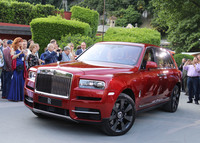 「カリナン」公開の場となったヴィラ・デステで。テイラー氏はパッセンジャーシートに乗って現れた。