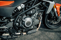 「X350」のエンジンは、ボア×ストローク＝70.5×45.2mmというショートストローク型だが、中速トルクを重視したセッティングがなされており、低速走行時にも痛痒（つうよう）を感じることはない。