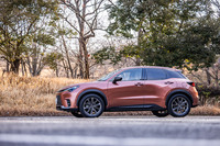 ボディーカラーは16万5000円の有償色となる写真の「ソニックカッパー」や、「ソニッククロム」「レッドスピネル」「ディープアズールマイカメタリック」などを含む全9色がラインナップしている。これらに加え、ブラックキャビンとのコントラストでモダンさ、スポーティーさを強調するというバイトーンカラーも設定される。