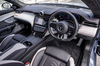 レザーやウッドをはじめとした高品質な天然素材とカーボン、再生可能な素材を組み合わせ、イタリアンスポーツカーらしいラグジュアリーな空間に仕立てられた「グラントゥーリズモ トロフェオ75thアニバーサリー」のインテリア。