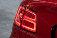 テールランプの造形は、アルファベットの「B」を模したデザインとなっている。