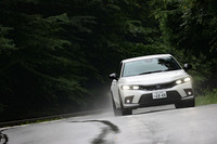 「IPU」をリアシート下に搭載した「シビックe：HEV」は、ガソリン車より10mm重心が低く、ボディー剛性が3％アップしている。