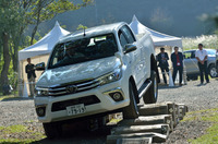 試乗会場にて。木材で組まれた大きな段差を乗り越える「ハイラックス」。