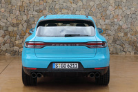 リアまわりでは、左右のリアコンビランプを発光式のストリップで結んだデザインが改良型の特徴。ストリップ内には「PORSCHE」ロゴが刻まれている。