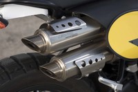 2本出しのマフラーは、車体右側に集約。ビートの効いたサウンドが楽しめる。