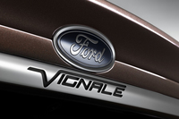 テールゲートに刻まれた新生「VIGNALE」（ヴィニャーレ）のサイン。
