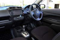 潔くまとめられた室内。これはその中でも一番“豪華”な「G」グレードのもの。エアコン吹き出し口やシフトセレクターまわりなどにシルバーのアクセントが付く。カーナビはディーラーオプション。