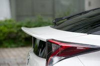 「エアロパーツセット」とは別で販売されるリアトランクスポイラー。ルーフから流れてきた空気を遠くへ飛ばすため、後端が跳ね上がっている。