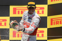 マクラーレンのルイス・ハミルトンが、過去2回優勝している得意のカナダで今季初V。デビューイヤーの2007年に初優勝した思い出の地で復活ののろしをあげ、2点差ながらポイントリーダーに躍り出た。（Photo=McLaren）